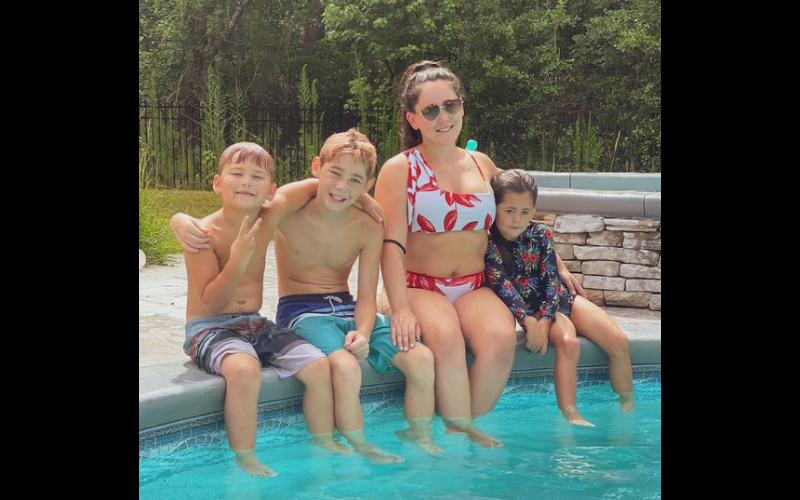 Jenelle and kids at the pool